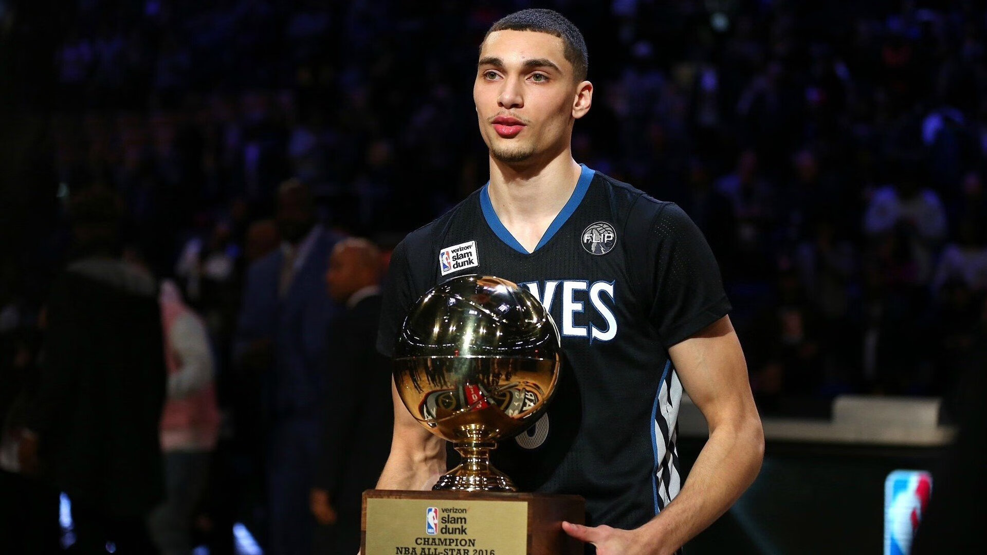 热血激情的足球盛宴，观众欢欣鼓舞，热血足球比赛